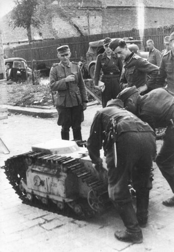 powst przy wolskiej 69 reinefarth bez czapki.jpg