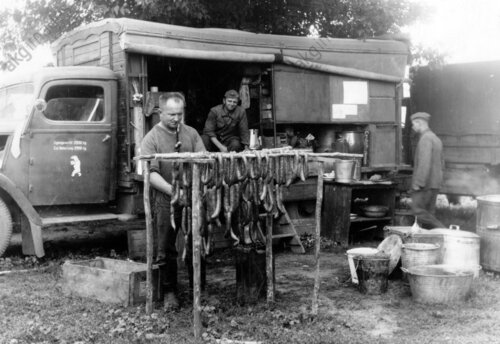 Verpflegung-an-der-Front-um-1942.jpg