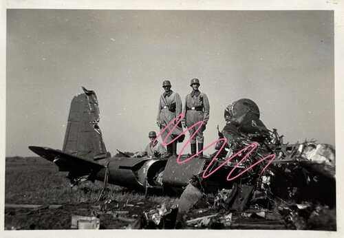 Wk2 Foto Feldgendarmerie Polnische Flugzeug PZL-23 Karaś Radomsko Polen 3.9.1939.jpg