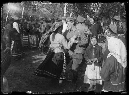 Zolnierze-2-pulku-ulanow-na-wiejskiej-zabawie-w-Czewlu-II.-Front-Legionow-Polskich-na-Wolyniu.jpg