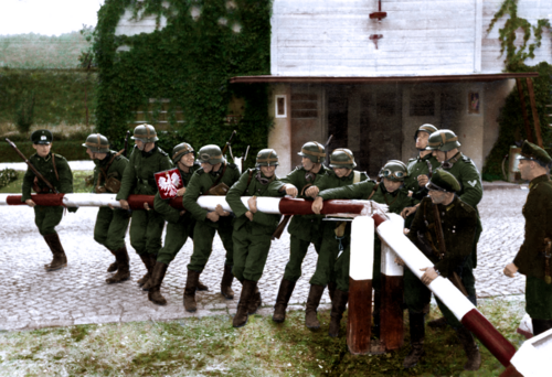 _Polish_border_crossing_in_Sopot_during_the_first_stages_of_the_Invasion_of_Poland_(48661789227).png