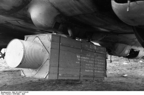 1944 Bundesarchiv Bild 101I-667-7133-03, Russland, Verpflegungsabwurfkiste.JPG