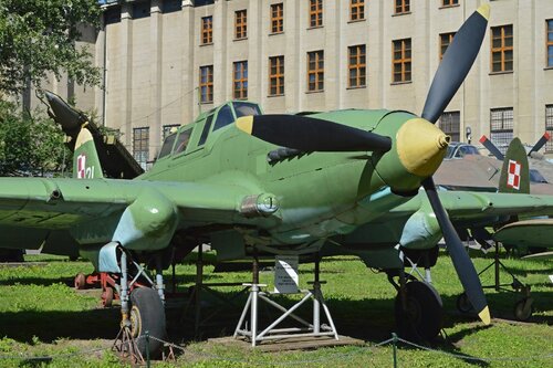 Ilyushin_IL-2m3_Shturmovik_'21'_(11057532965).jpg