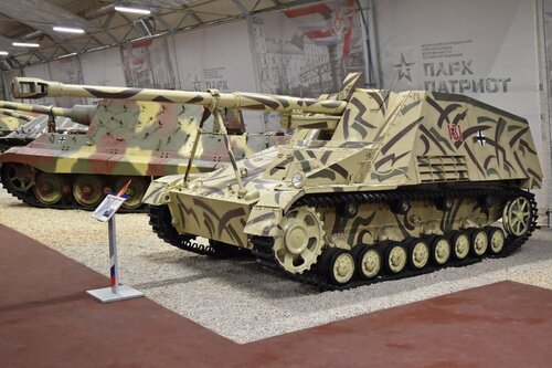 Nashorn_‘131_red’_–_Patriot_Museum,_Kubinka_(26518901069).jpg